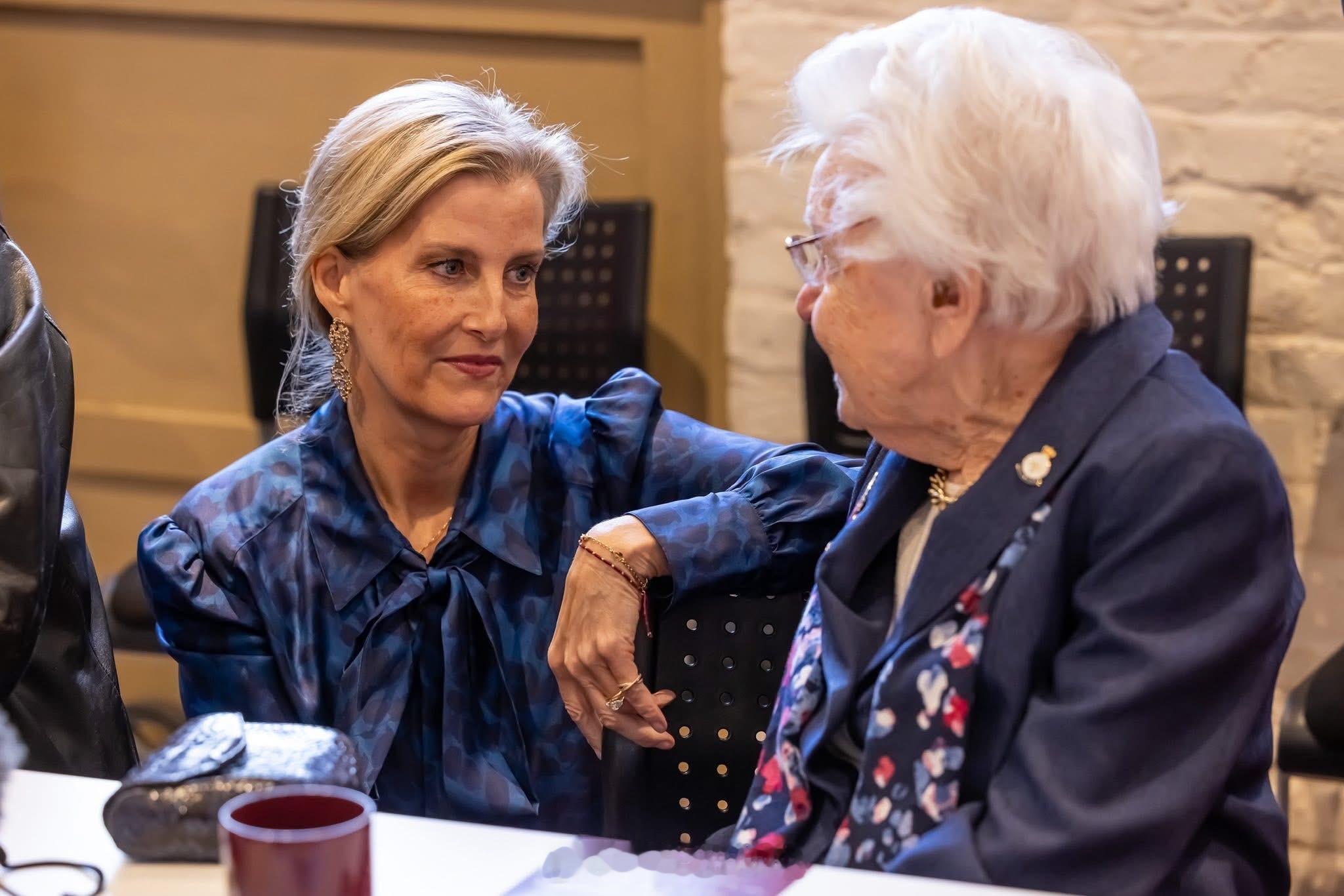 英国王室2026年4月13日，爱丁堡公爵夫人苏菲在伦敦皇家切尔西医院为伊丽莎