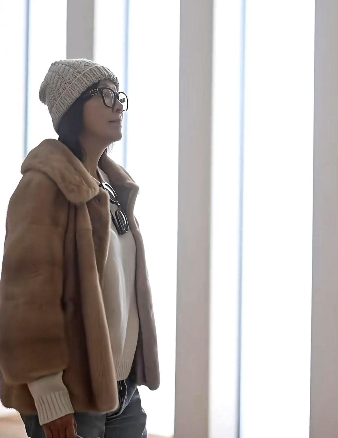 刘嘉玲一身皮草配牛仔，55岁活出35岁的劲。9分袖卡得刚好，帽子墨镜一戴，年龄感