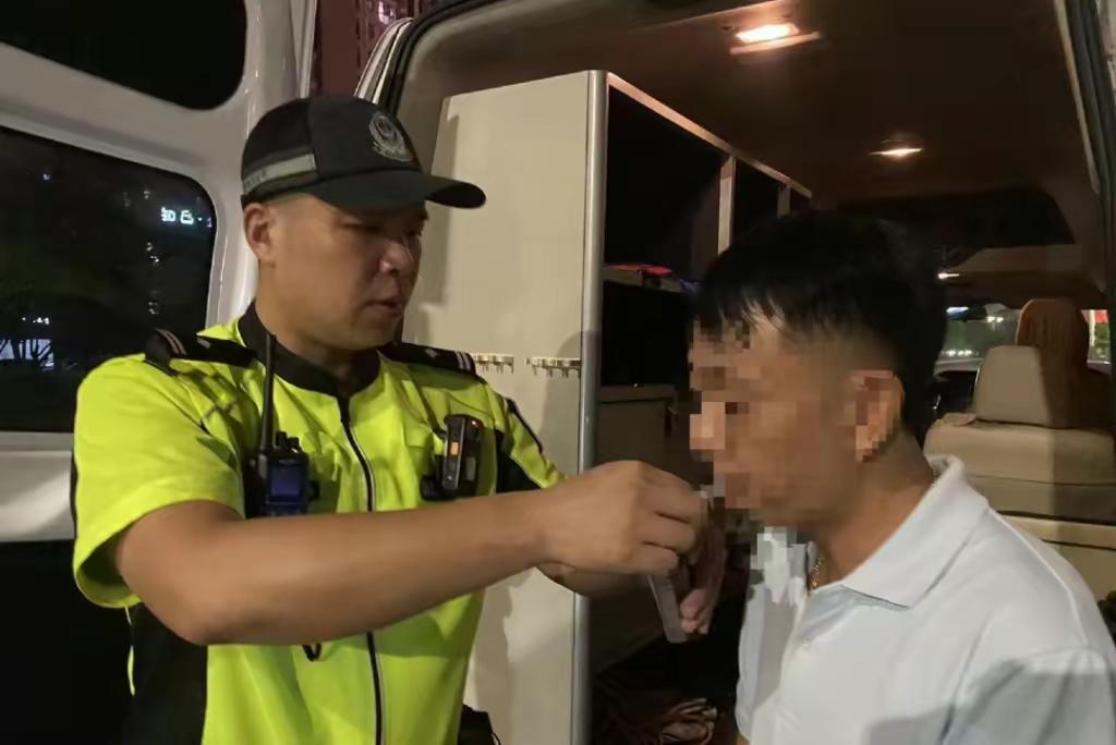 男子酒后“智驾”被查从驾驶位向后座转移：10月16日，江西公安公布一起酒后“智