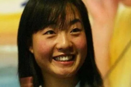 1999年，张艺谋捧红了农村女孩魏敏芝。拍完戏后，魏敏芝想进演艺圈，张艺谋却不同