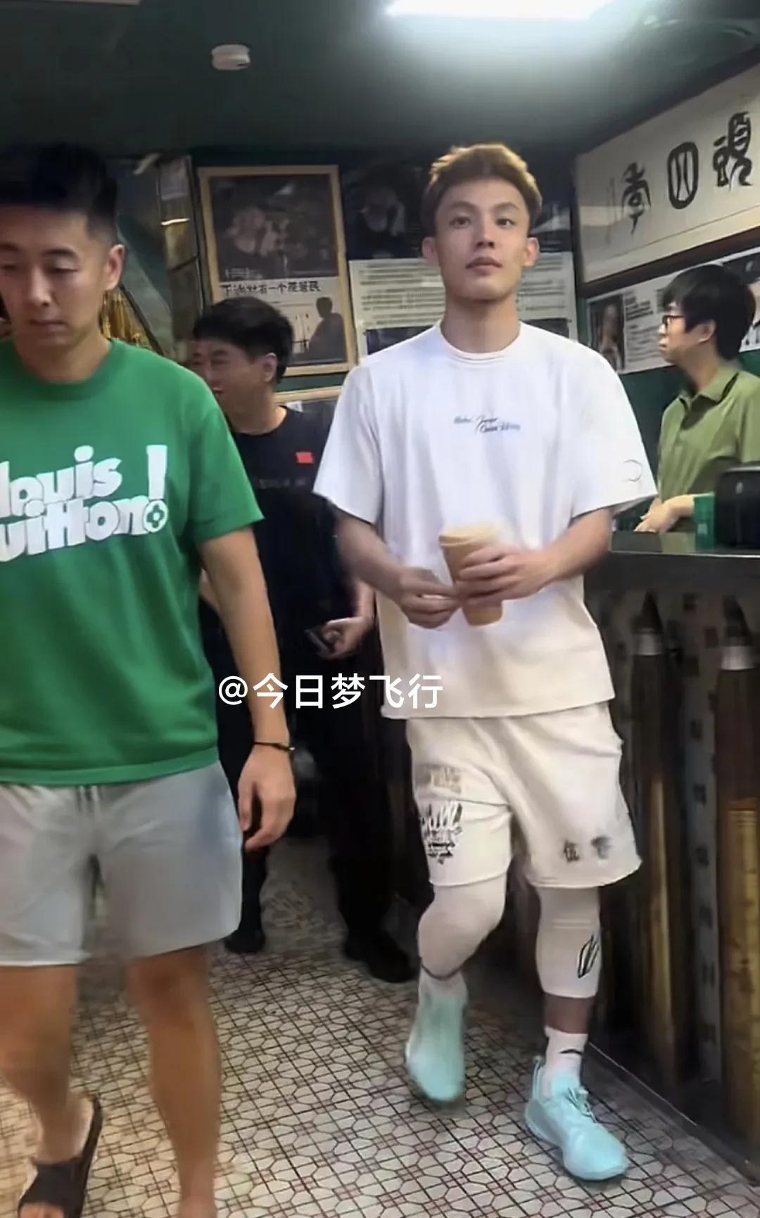 徐杰光顾沙头四季！昨晚，广东队球员徐杰光顾了沙头四季餐饮店。（见附图）沙头四