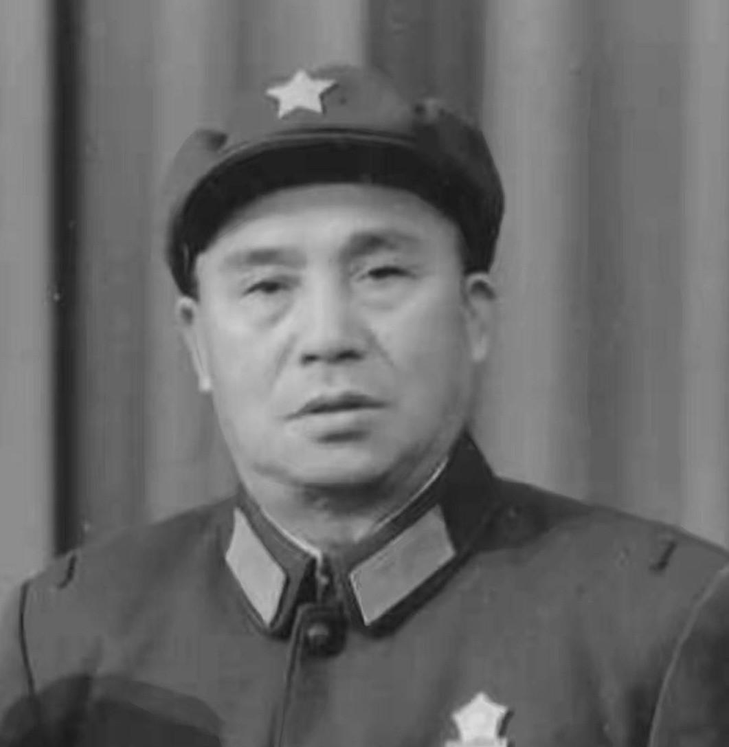 1947年，四野一位师长娶了牺牲战友的遗孀。新婚夜，他没碰新娘，反而对着她提