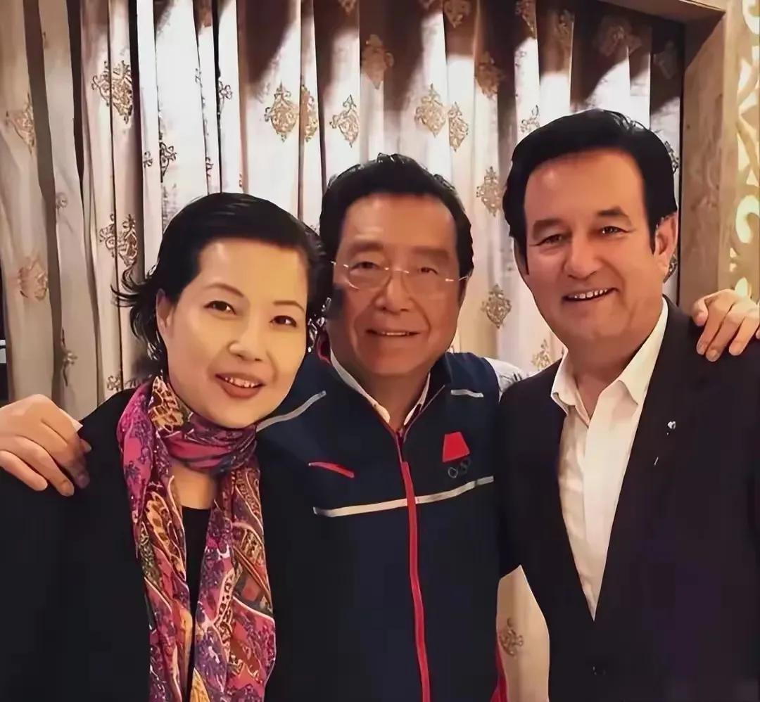 近期李双江老师夫妇和朋友聚会，感觉李双江老师和梦鸽老师越来越年轻了，二位老师保养