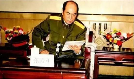 1997年香港回归之际，军委确定一位副主席参加香港回归典礼。张万年看到推荐名单写