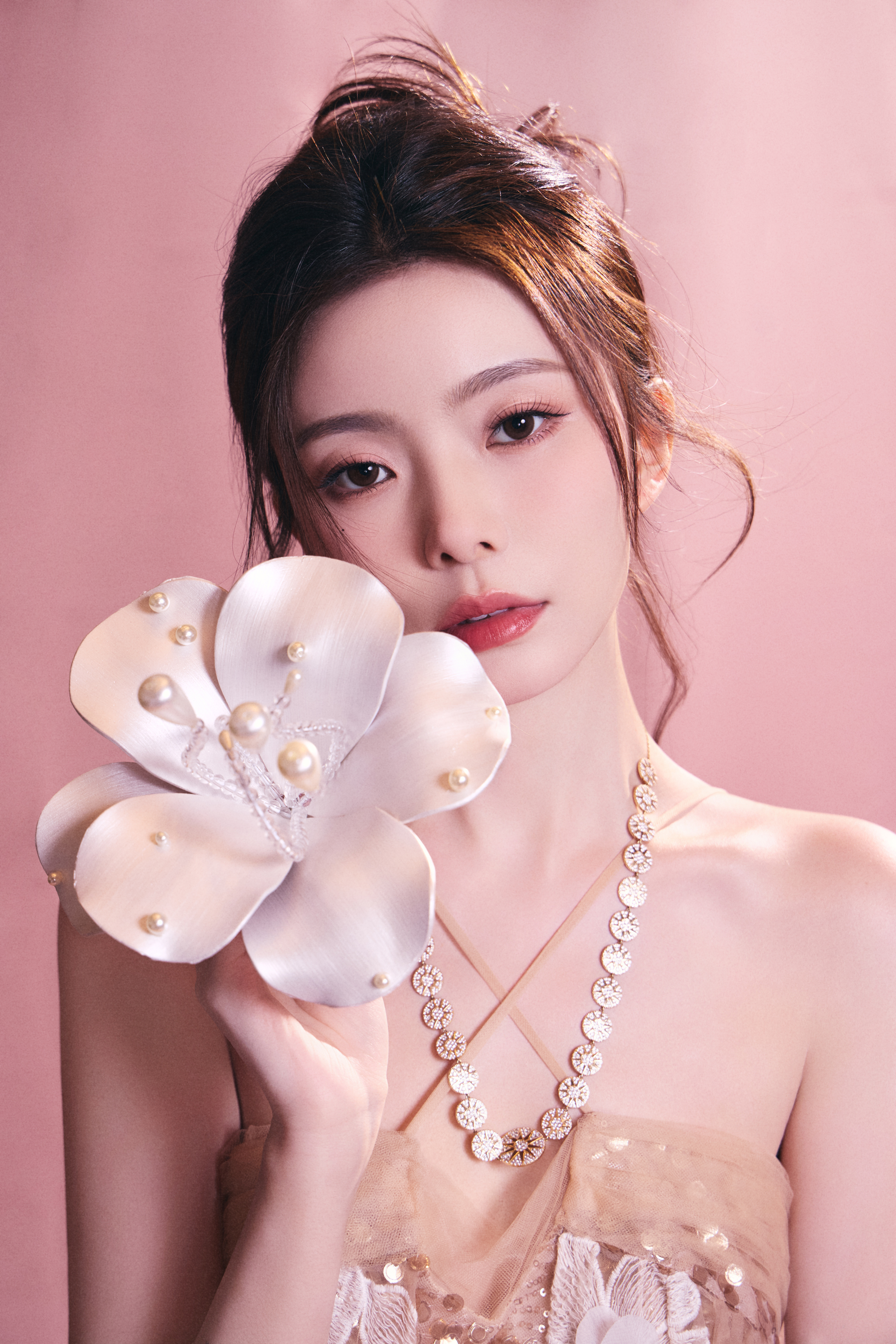 陈卓璇裸色纱裙裹挟温柔光晕，立体花簇似梦境绽放。十一快乐​​​