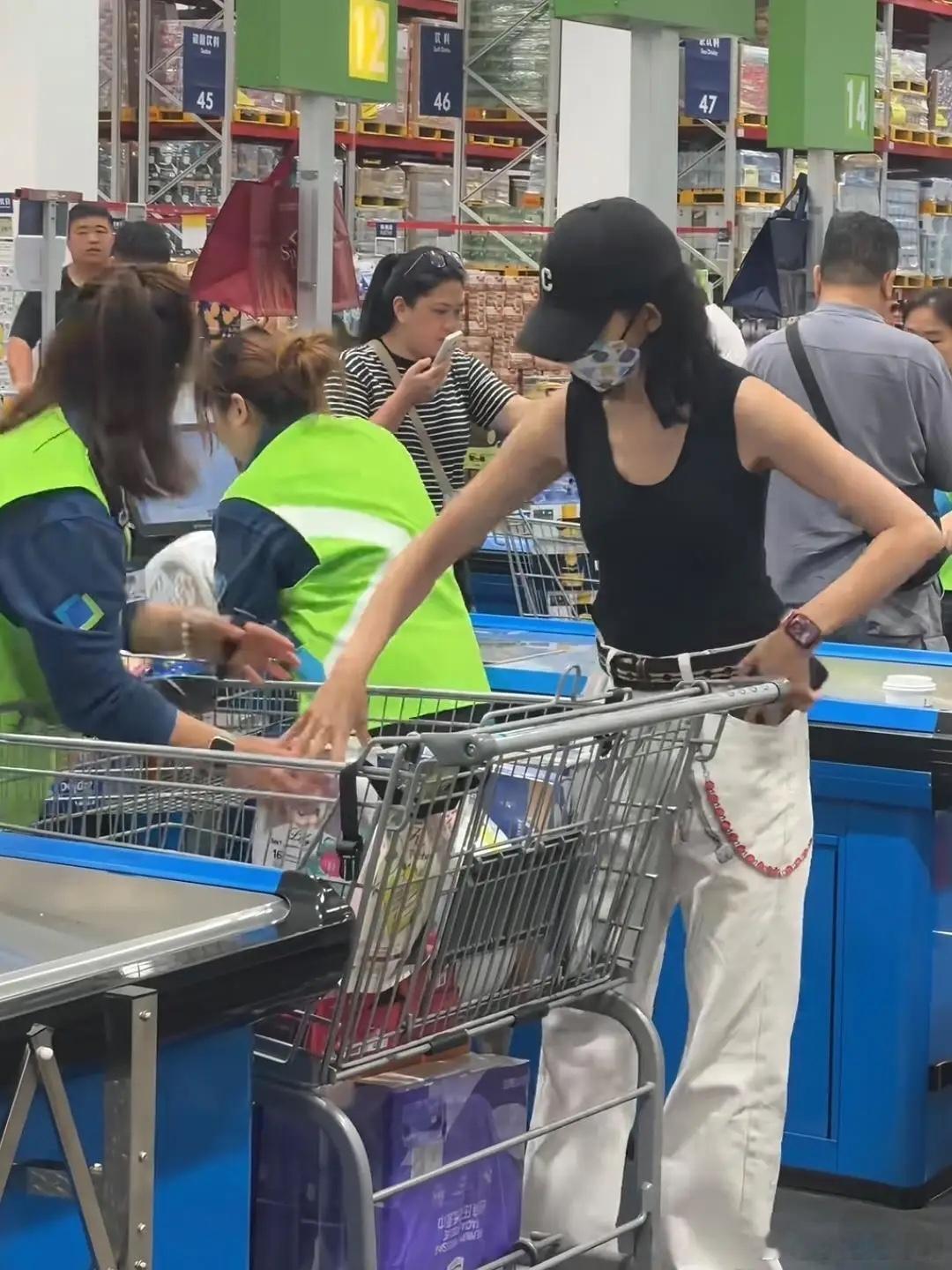 蔡少芬现身珠海山姆会员店购物，她的穿衣打扮时尚好酷，戴着鸭舌帽，身材又高又瘦，在