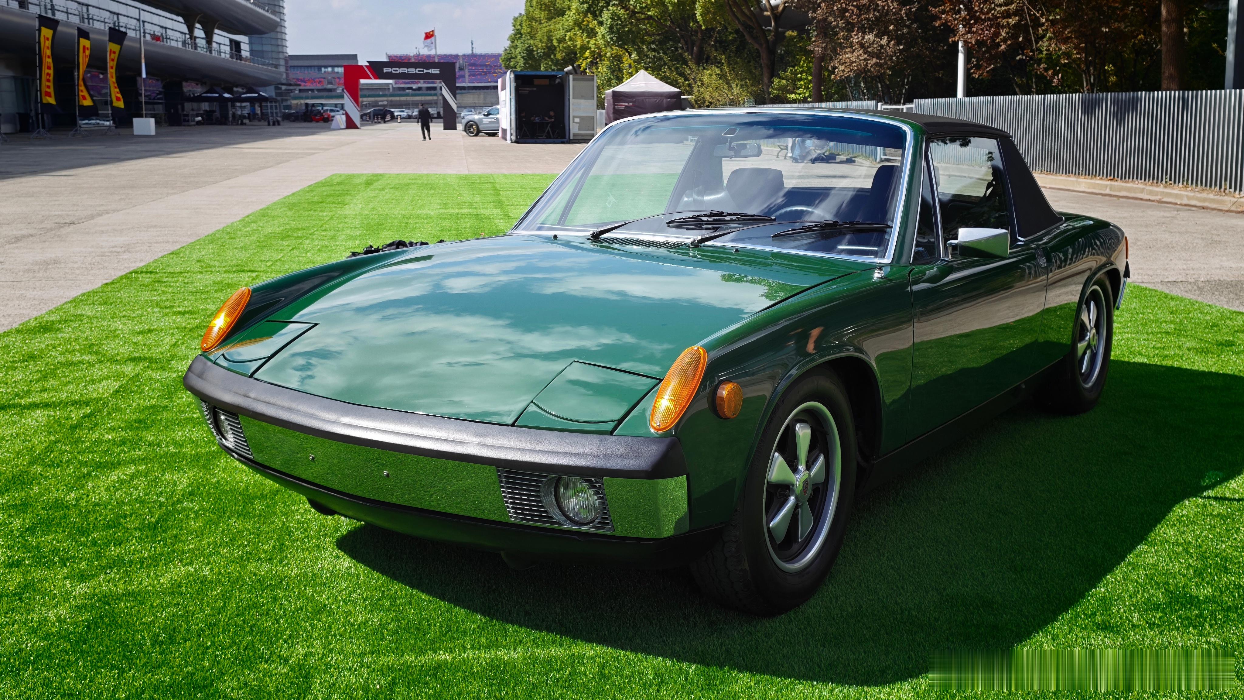 保时捷914，之前只在极品飞车5里见过。实车充满了精致可爱的细节。设计上很有点7