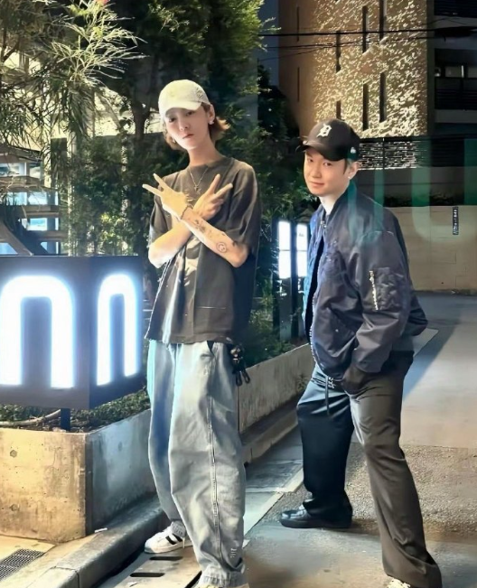 鹿晗真是瘦高瘦高的，旁边这位第一眼看着像彭昱畅，不太敢确定大家知道是谁吗​​