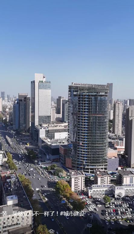 合肥三里庵商圈，国购广场，商业楼复工，外立面安装很快。这个烂尾了几年的商业楼，