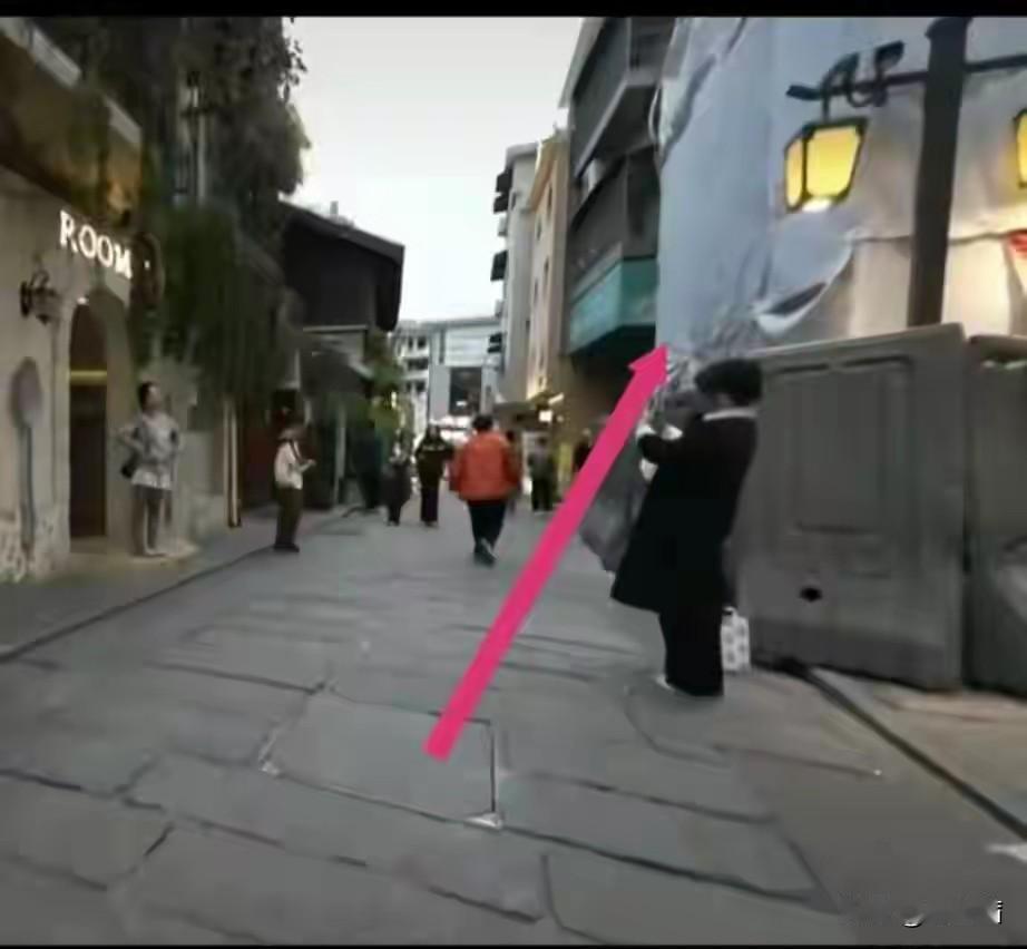 长沙网红街深夜塌了！2条年轻生命没了，最让人痛心的是，这悲剧3天前就该拦住。