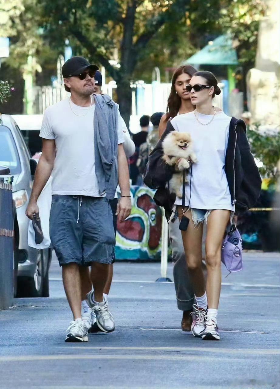 小李子女友开幕式交接国旗人家有自己的名字意大利超模维托利亚·塞雷蒂，而且人家长得