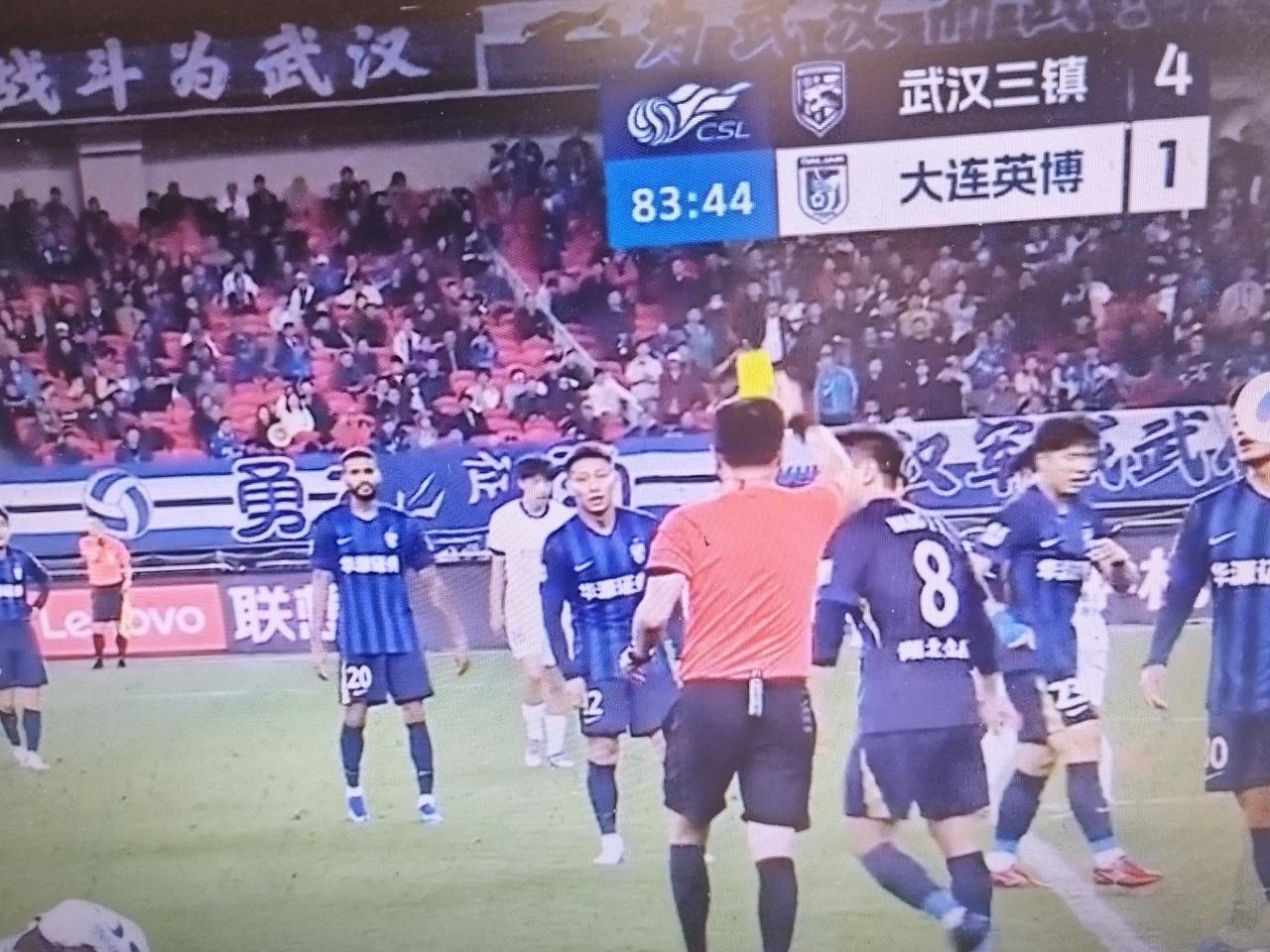 大连英博新赛季2连败，下半场又连丢2球，目前武汉三镇已经4比1大连英博了，估计已