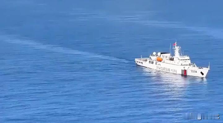 福建海警在金门附近海域执法巡查时，通过无线电向台海巡部门船只喊话：“新春佳节，两