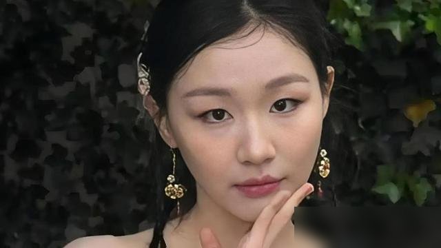 金靖在节目里直接问张凌赫吻戏伸没伸舌头，旁边人全傻了，她跟没事人一样。转头又冲着刘宇宁喊，我要嫁给你