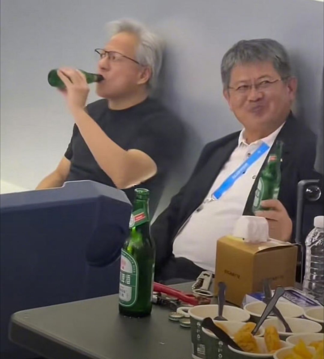 #黄仁勋躺地喝啤酒#英伟达黄仁勋接地气的人设是真立住了，在台北电脑展大会，全球