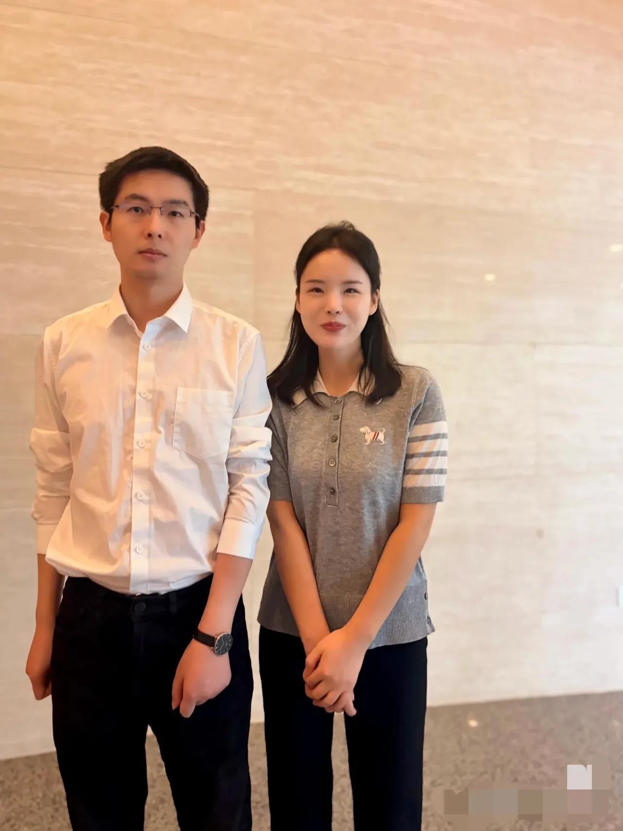 宇树科技创始人王兴兴很有男德了，跟粉丝兼美女同行合照，胳膊都不敢和女生靠的太近，
