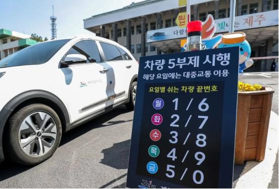 油价涨得太离谱，日韩彻底坐不住了，韩国率先发力，3月25号当天就落地限行措施，不