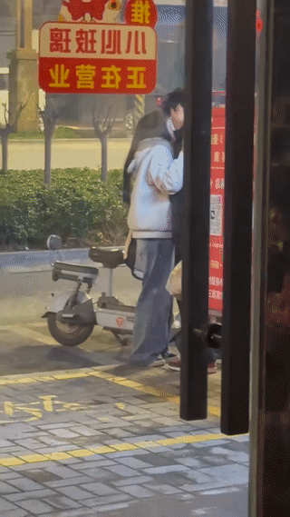 现在有些年轻人秀恩爱都不分场合。有的时候让人看到了真的会感觉很尴尬。秀恩爱