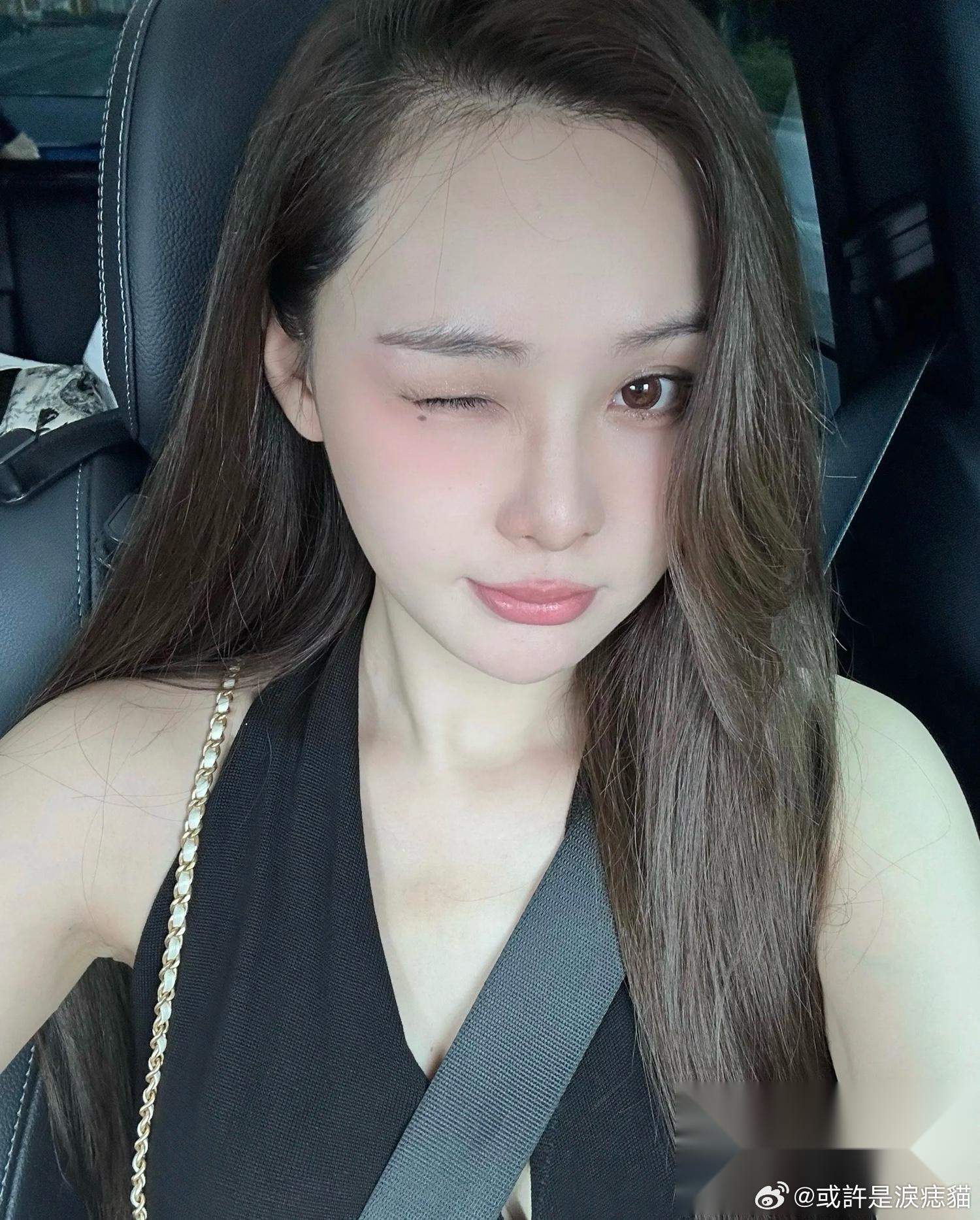 张颖颖在一次直播中说：“我从今年开播到现在，也赚了几百个W了。”当时距离她做直