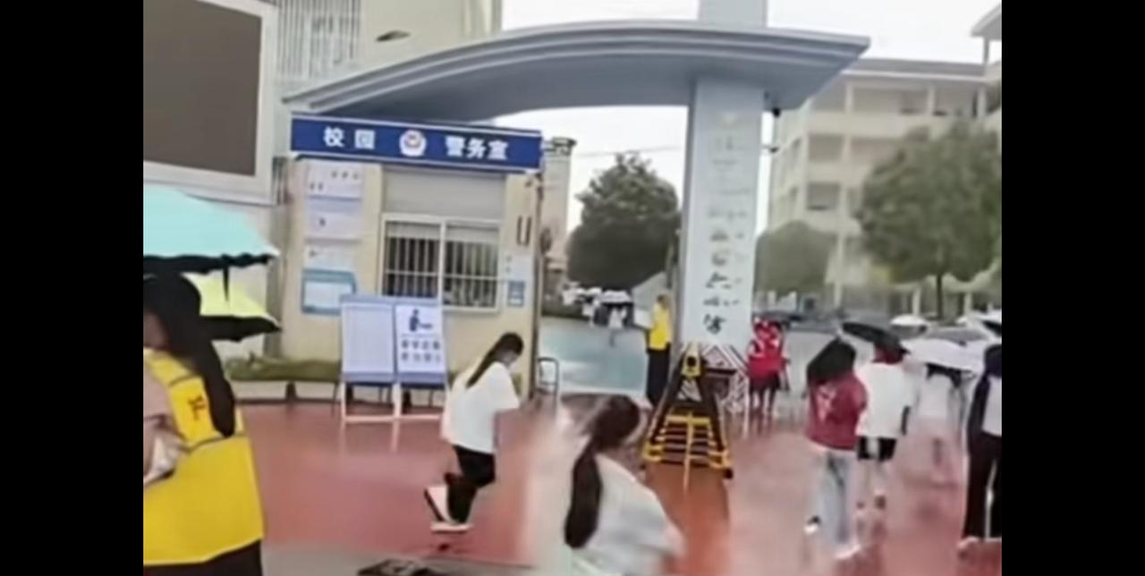 这些传播假新闻才是真的可恶，数学校不给带雨伞。视频看着好像是真的，无数家长都误会