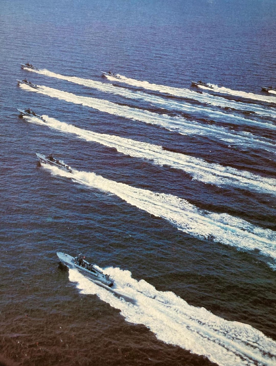 1984|威震海疆。1984《解放军画报》刊登车夫摄影图片。