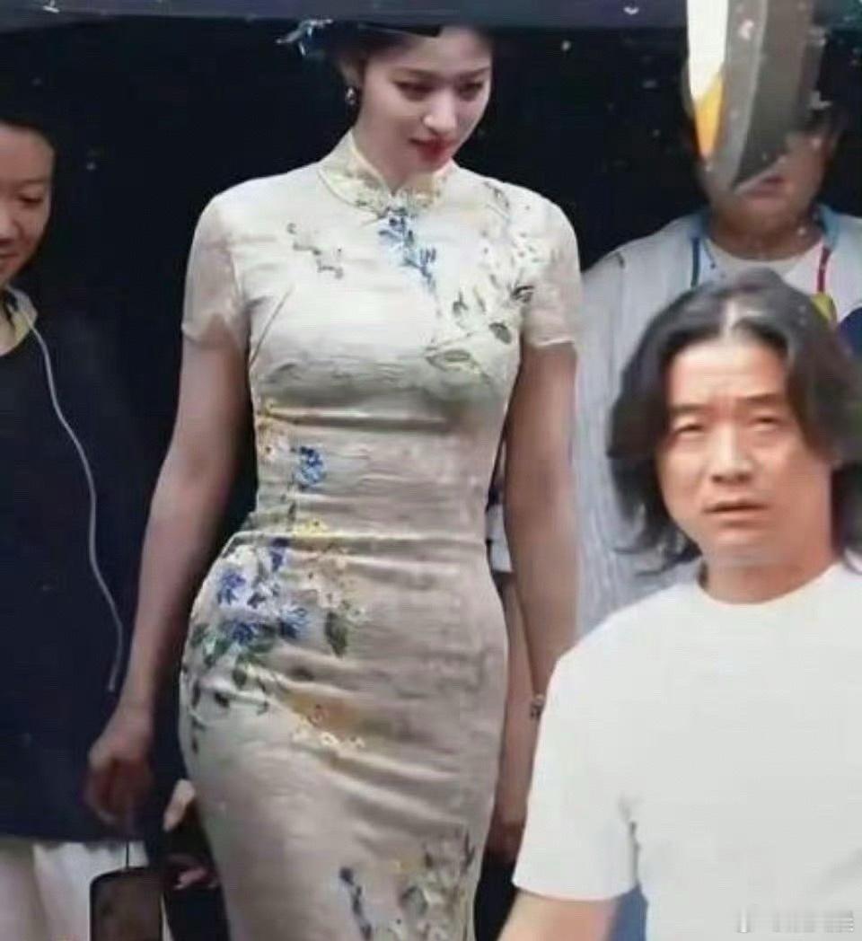 王楚然这胯部线条也太真实了吧！曲线感十足，一眼就极具视觉冲击力，身材辨识度拉满