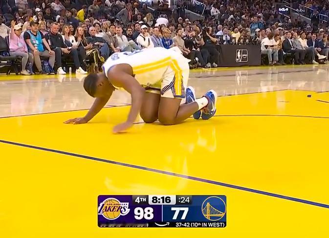 勇士又伤一个，疼的跪在地上一直喊，库里都无奈了。今天勇士输给湖人。比赛的第四