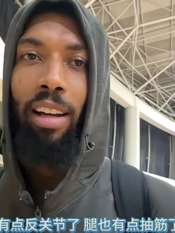 所罗门想带伤参赛！与浙江男篮的第五场比赛，所罗门因为膝盖受伤不得不提前离场，北