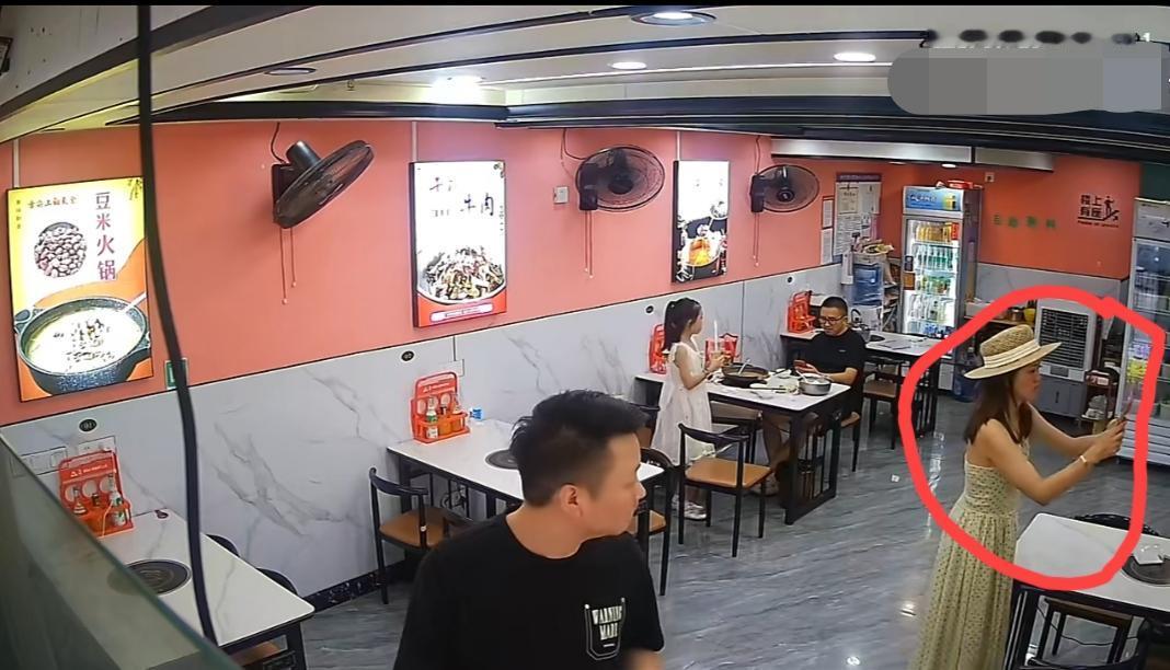 7月29日，贵州贵阳，一家三口在菜馆消费，餐费合计126元。吃完饭之后，女子做出