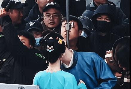 许凯你厉害呀，这信念感，这自动屏蔽周围所有人，我只服你，拍个吻戏，怎么能有这么多