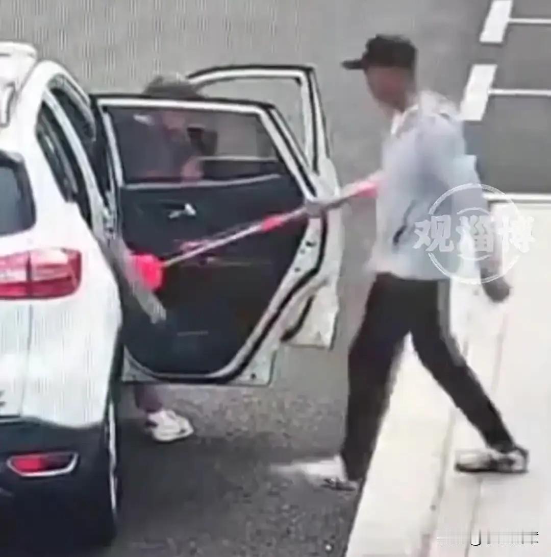 “已经归还”近日，一对夫妻在广西偷走厕所垃圾桶和扫帚的视频在网上引发的热议，