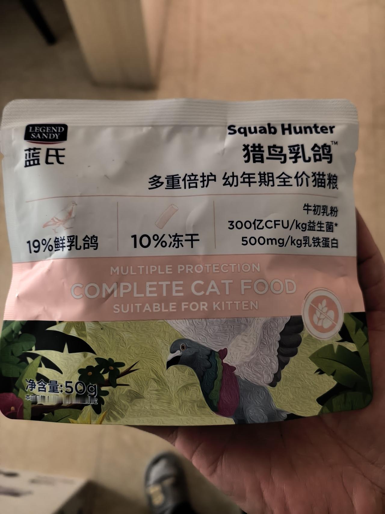 昨天，我把小区里拍的小猫的照片发给了女儿，给她说了小猫卧在我身边亲昵、我因为没有