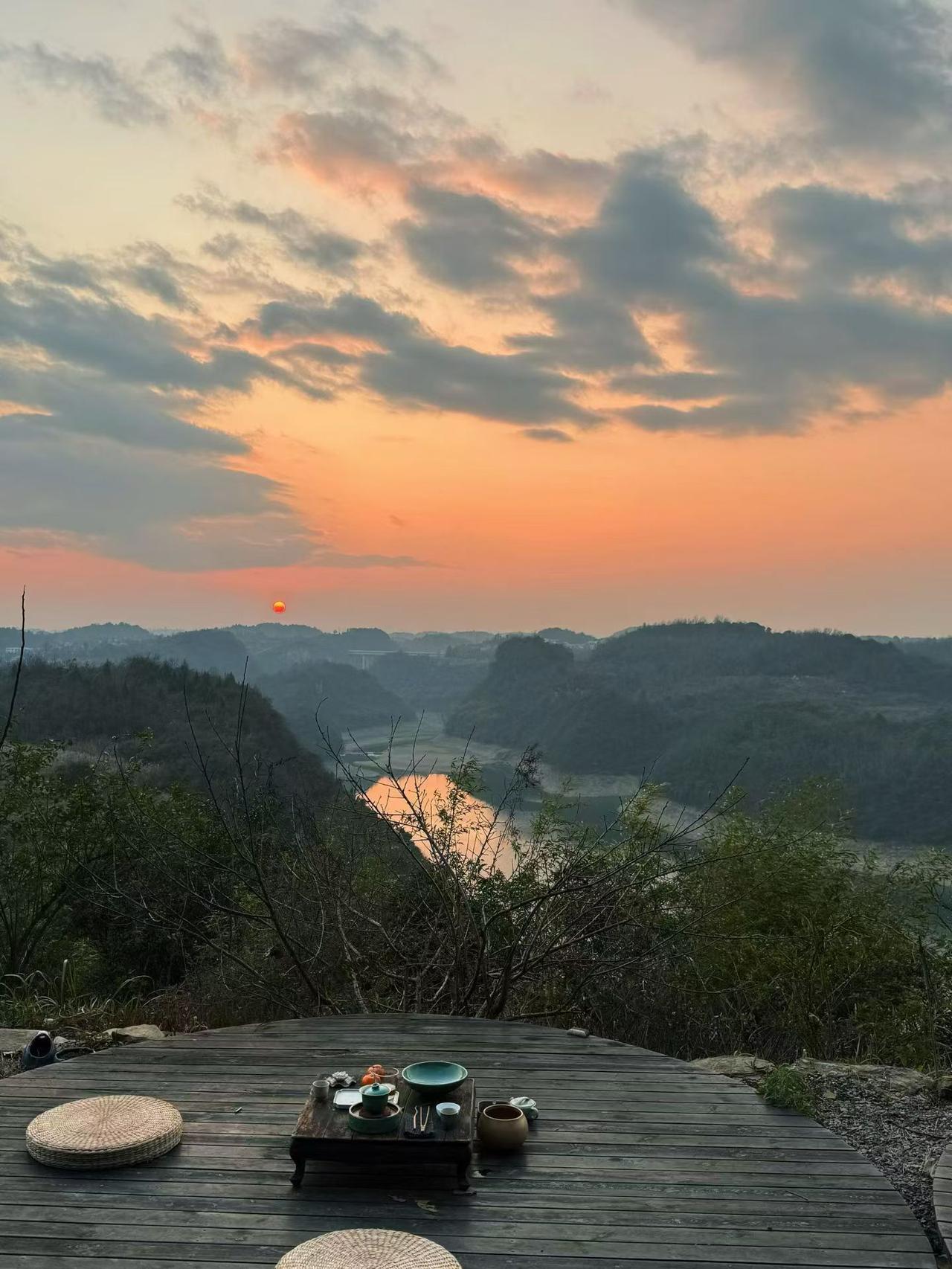 到田野里去…到山涧小道上去…到山顶上去…到小溪里去…到深山中去…到菜花