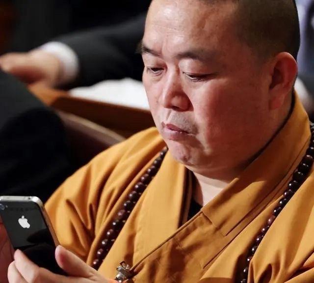 联合早报今天报道：“中国开封警方否认发布关于少林寺‘网红方丈‘释永信意图带着数名