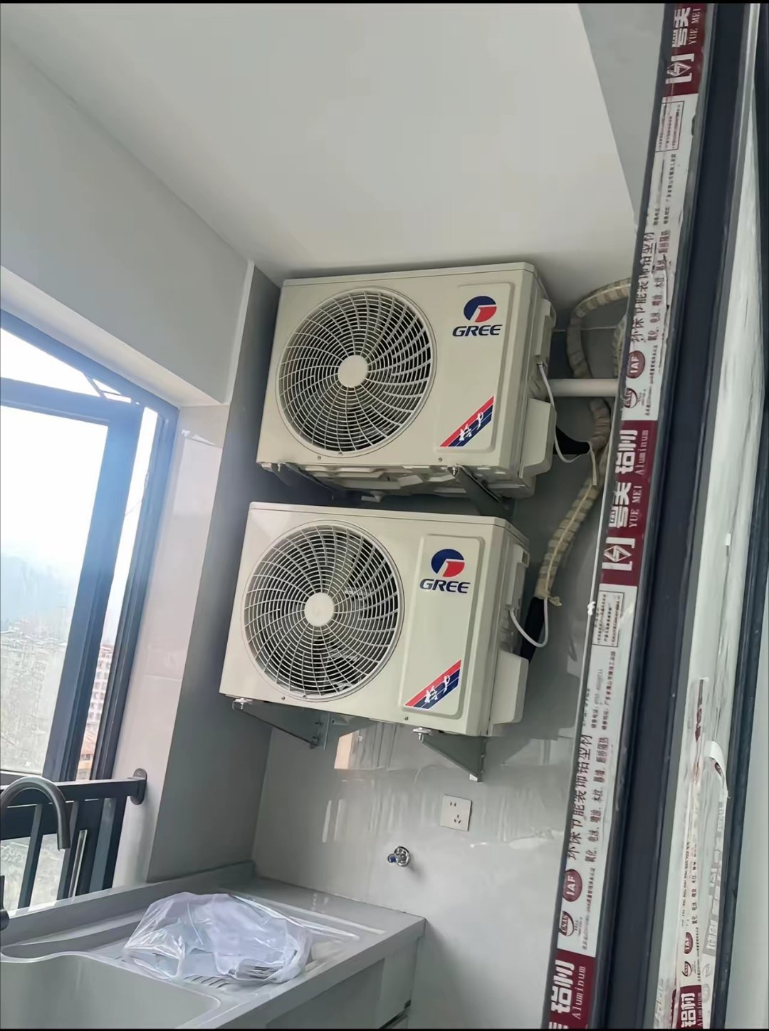 让爹妈装两个空调真没想到给装家里了，是为了省150的高空作业费！还非说外机装家里