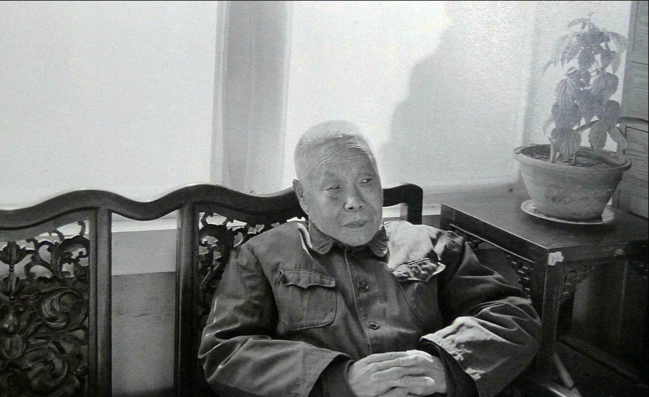 晚清时期，婉容把太监孙耀庭叫进闺房，命令他伺候自己冲澡，谁知，当她解开衣衫，孙耀