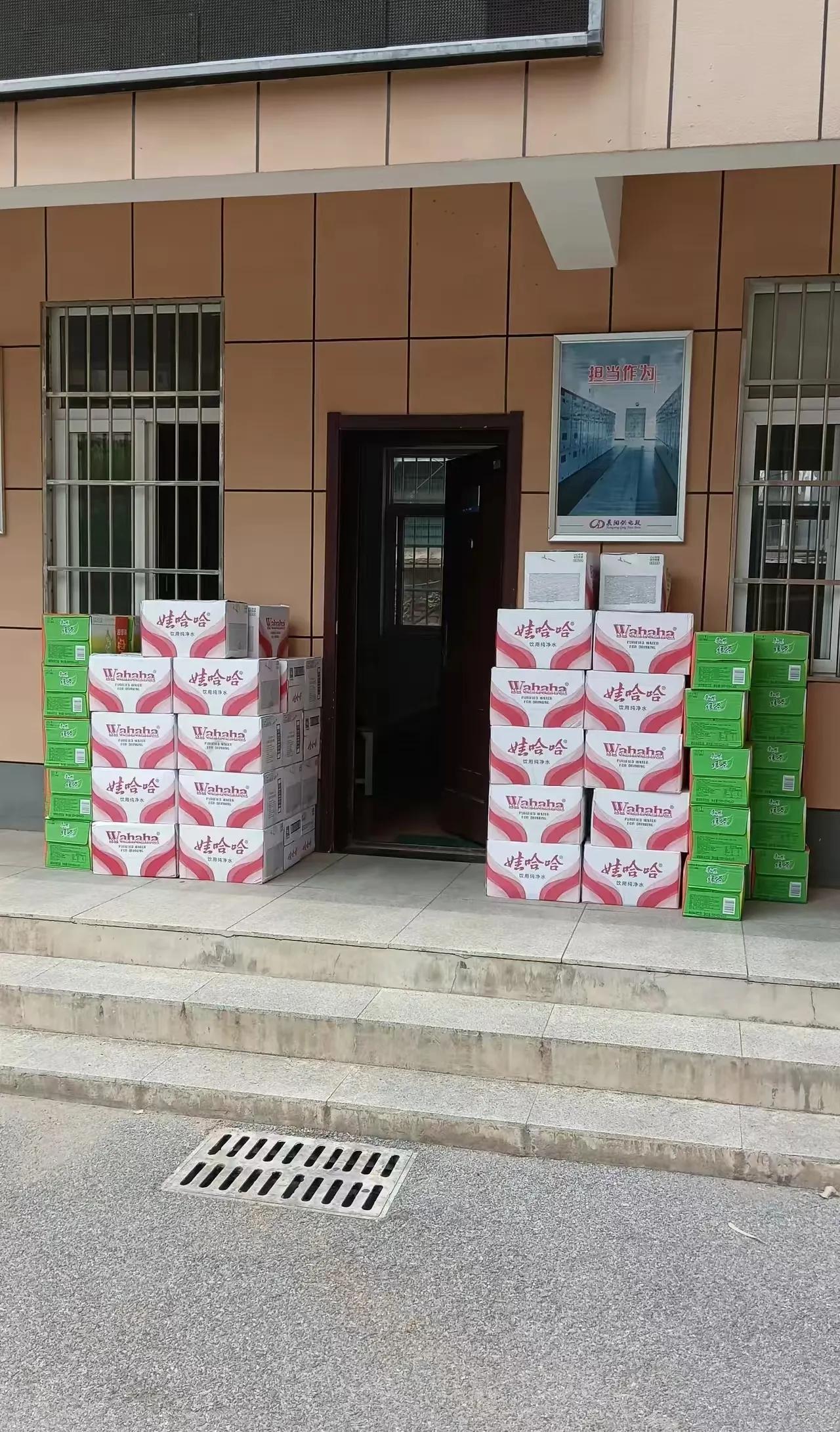 农夫山泉真的走向没落了。农夫的水便宜，但有时候有土腥味，娃哈哈贵点，喝着确实放心