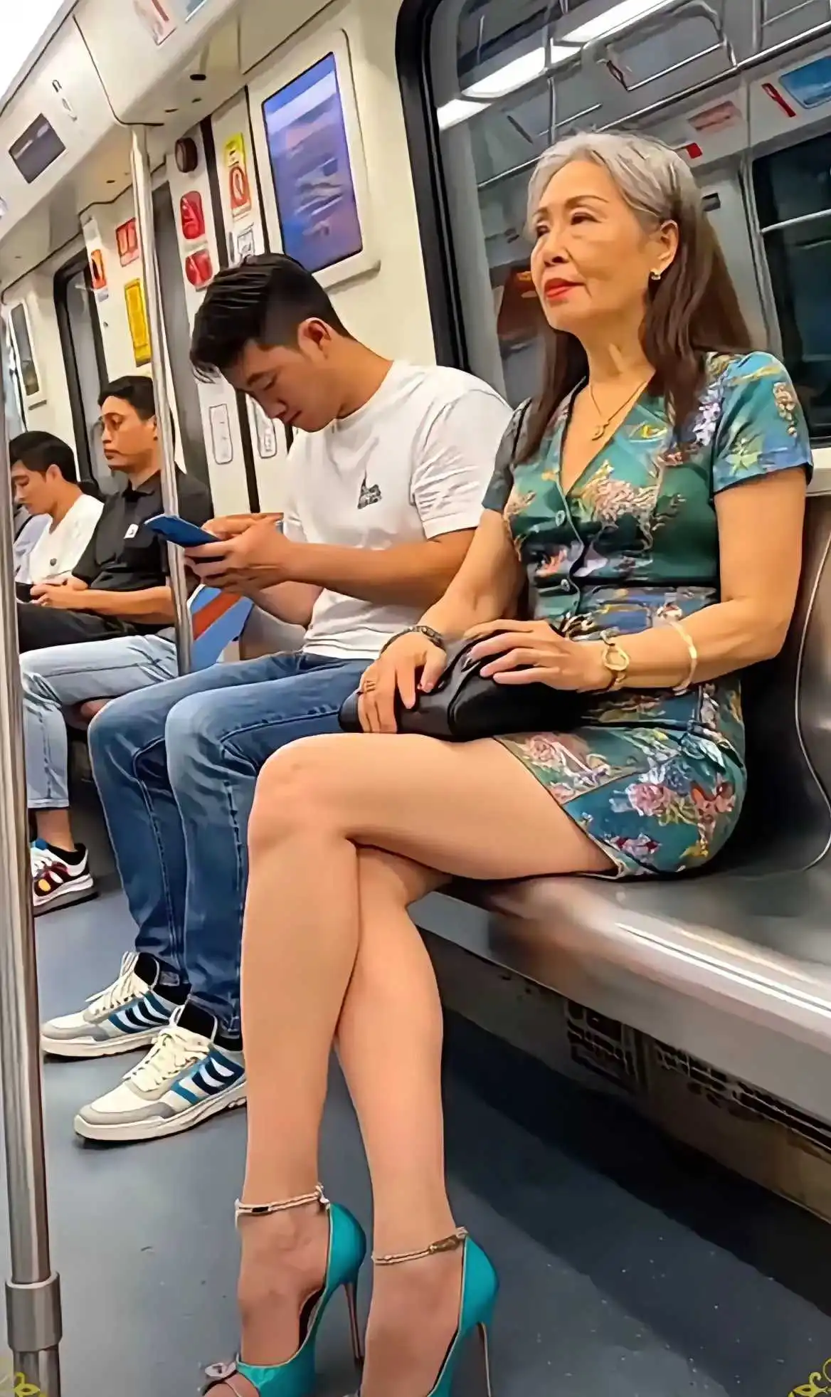 两位中国大妈，都活出了当下的中国气派，不知你们属于哪派的。