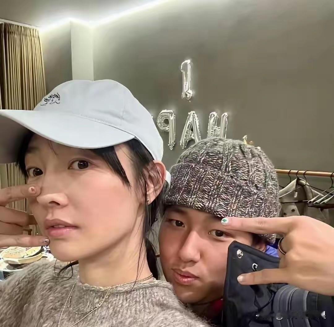 一看白百何就把儿子养的很好！谁家儿子能跟自己的母亲做同系指甲，看来只有她了，