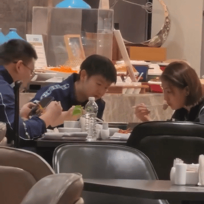 3.7日，莎莎去吃晚饭，酒店的安保还是很到位的。莎莎的筷子是握的真远啊，都快