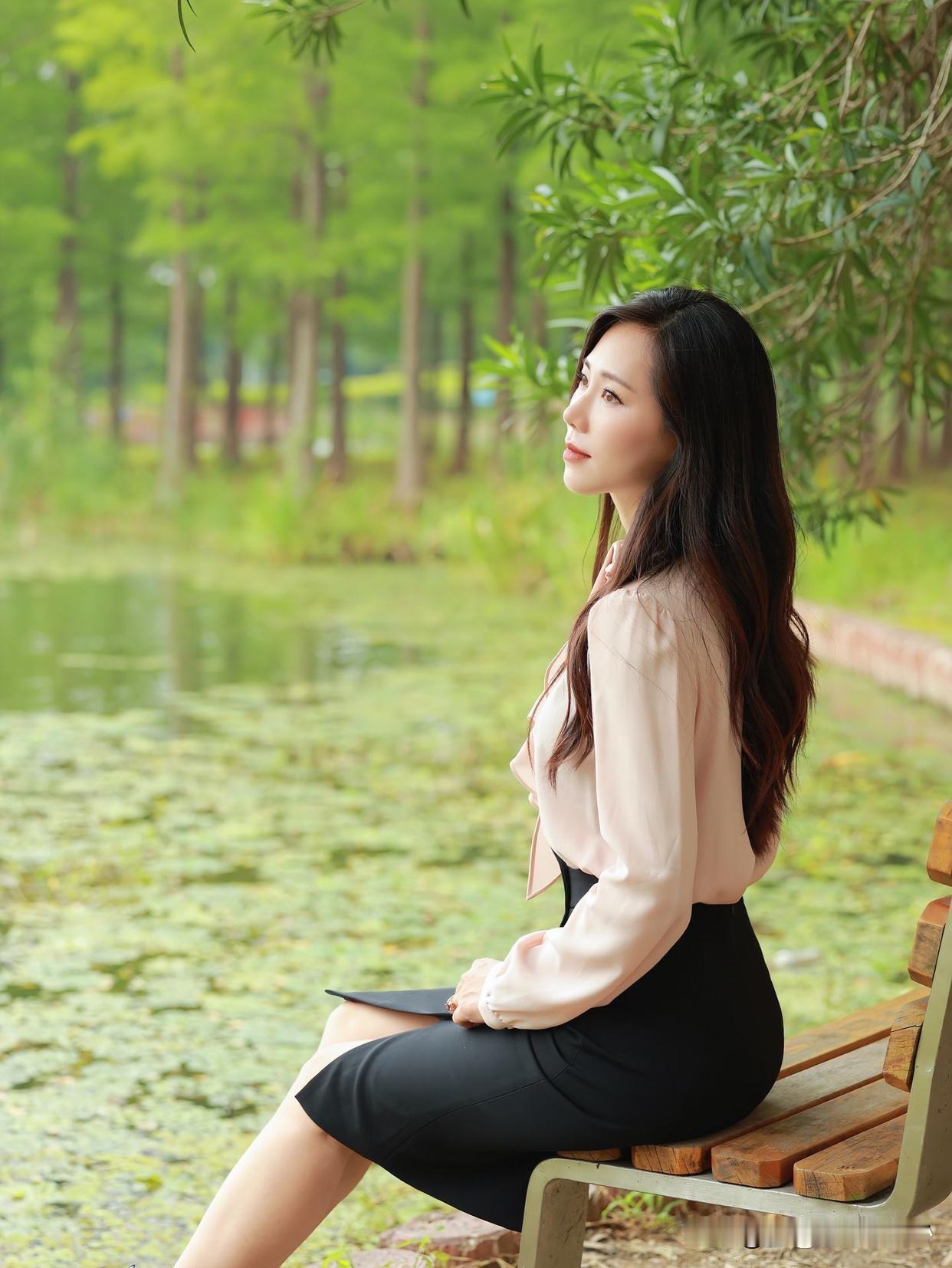 在湖边长椅上坐下，四周绿意扑面而来。就像春日公园的小树，熬过寒冬冒出新芽，满眼青