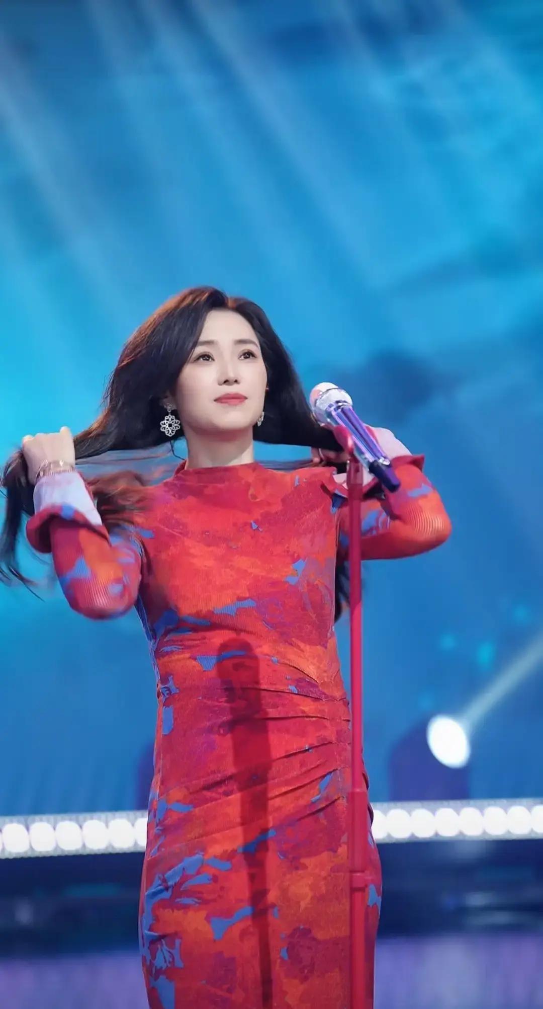 云朵新年夜开嗓，嗓子还是那把清亮的高原刀，可屏幕左下角的点赞像被冻住，两小时停在