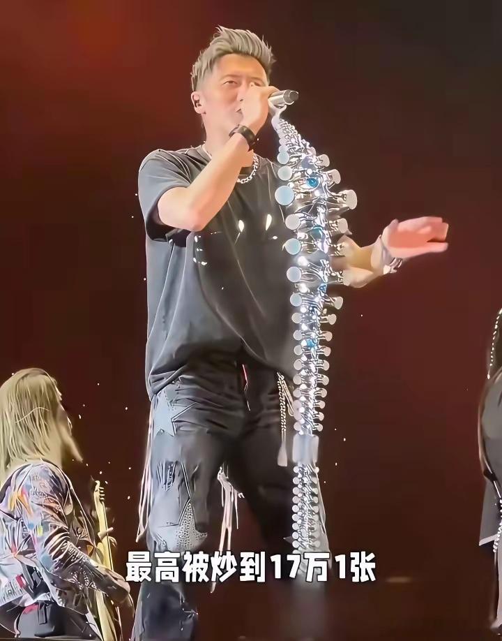 票炒到17万一张。谢霆锋光弹吉他，不跳舞。张杰累死累活把舞美弄到顶，山顶也就两千