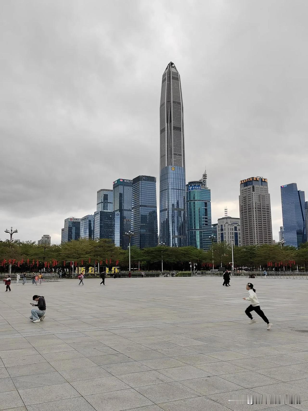 今晚到深圳市民中心广场欣赏灯光秀，感觉非常震撼！我新发布的内容被官方推荐啦！👍