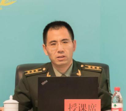 内蒙古一光棍收养两个月大男婴，含辛茹苦把他养大，40年后，男孩当上了武警上校军官