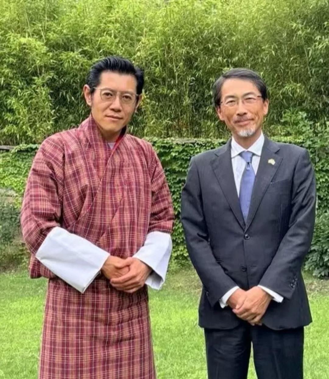 不丹两代国王见日本大使前两天小日子驻印度的大使去了趟不丹，和他们签了个协议，为