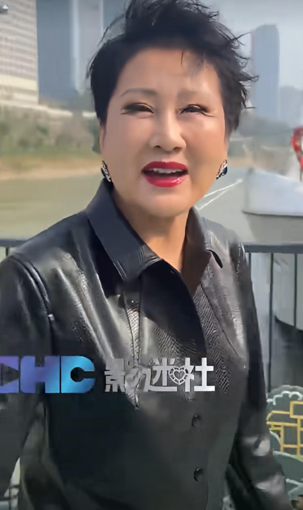 凯丽姐，您该不会是得罪化妆师了吧？看看您眼部这妆容，再瞧瞧这血红的唇膏，真的好看