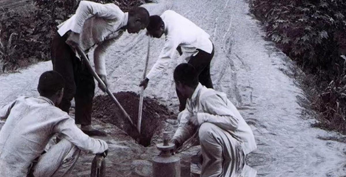 1943年的冀中平原上，几个日军在扫荡时自以为捡了个大便宜。他们在路边挖出一枚