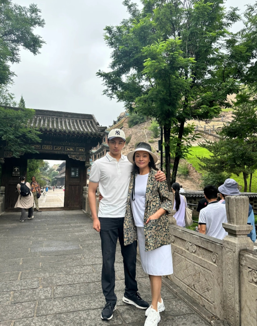 史可和儿子参观山西大同，母子二人清晨出发，赶早参观云冈石窟，这里的气温摄氏21度