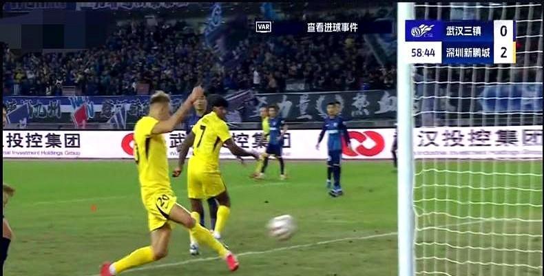 武汉三镇，去年还捧着中超冠军奖杯，今年差点连中超都待不下去。深圳新鹏城，去年还